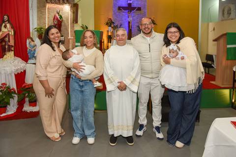 Fotografia Dos Gêmeos Iogo E Cecília Com O Padre, Seus Pais E Tias Na Paróquia São Judas Tadeu em São Paulo, SP Feita por Priscila Felix Fotógrafa de Casamentos, Ensaios e Família'