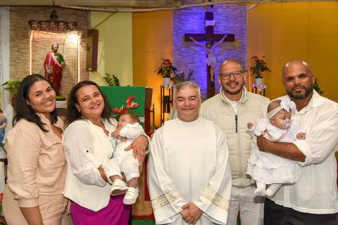 Fotografia Dos Gêmeos Iogo E Cecília Com O Padre, Seus Pais E Tios Na Paróquia São Judas Tadeu em São Paulo, SP Feita por Priscila Felix Fotógrafa de Casamentos, Ensaios e Família'