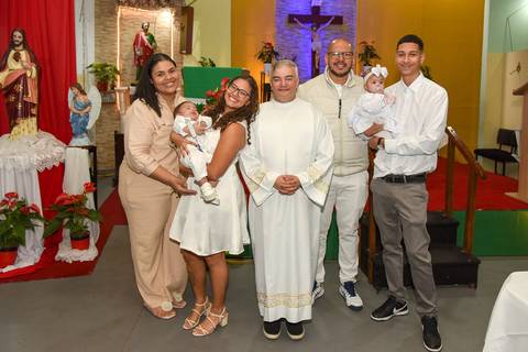 Fotografia Dos Gêmeos Iogo E Cecília e Vitória Com O Padre, Seus Pais E Padrinhos Na Paróquia São Judas Tadeu em São Paulo, SP Feita por Priscila Felix Fotógrafa de Casamentos, Ensaios e Família'