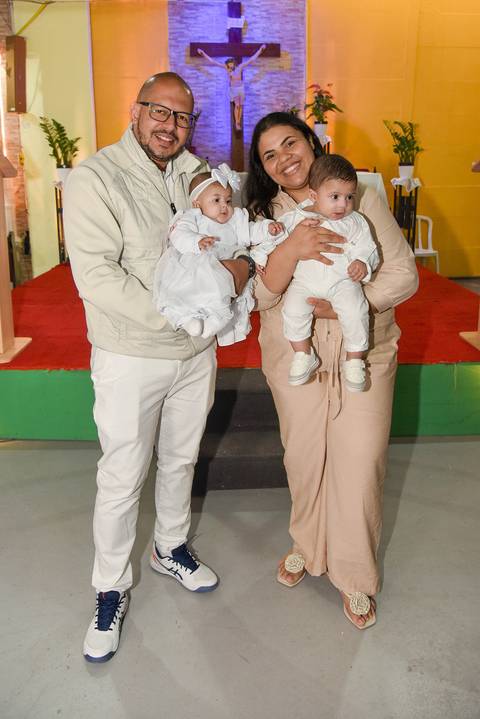 Fotografia Dos Gêmeos Iogo E Cecília No Colo De Seus Pais Na Paróquia São Judas Tadeu em São Paulo, SP Feita por Priscila Felix Fotógrafa de Casamentos, Ensaios e Família'