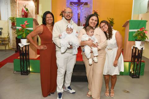 Fotografia Dos Gêmeos Iogo E Cecília e Vitória Com Seus Pais Na Paróquia São Judas Tadeu em São Paulo, SP Feita por Priscila Felix Fotógrafa de Casamentos, Ensaios e Família'