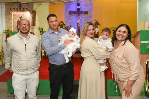 Fotografia Dos Gêmeos Iogo E Cecília No Colo De Seus Tios Na Paróquia São Judas Tadeu em São Paulo, SP Feita por Priscila Felix Fotógrafa de Casamentos, Ensaios e Família'