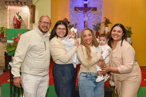 Fotografia Dos Gêmeos Iogo E Cecília No Colo De Suas Tias Na Paróquia São Judas Tadeu em São Paulo, SP Feita por Priscila Felix Fotógrafa de Casamentos, Ensaios e Família'