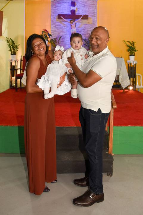 Fotografia Dos Gêmeos Iogo E Cecília No Colo De Seus Avós Na Paróquia São Judas Tadeu em São Paulo, SP Feita por Priscila Felix Fotógrafa de Casamentos, Ensaios e Família'