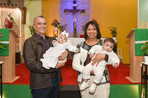 Fotografia Dos Gêmeos Iogo E Cecília No Colo De Seus Tios Na Paróquia São Judas Tadeu em São Paulo, SP Feita por Priscila Felix Fotógrafa de Casamentos, Ensaios e Família'