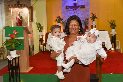 Fotografia Dos Gêmeos Iogo E Cecília No Colo De Suas Avó Na Paróquia São Judas Tadeu em São Paulo, SP Feita por Priscila Felix Fotógrafa de Casamentos, Ensaios e Família'