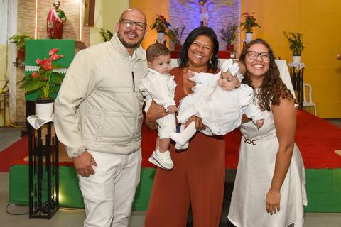 Fotografia Dos Gêmeos Iogo E Cecília No Colo De Suas Avó e Seus Tios Ao Lado Na Paróquia São Judas Tadeu em São Paulo, SP Feita por Priscila Felix Fotógrafa de Casamentos, Ensaios e Família'