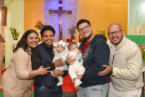 Fotografia Dos Gêmeos Iogo E Cecília No Colo De Seus Primos E Os Pais Ao Lado Na Paróquia São Judas Tadeu em São Paulo, SP Feita por Priscila Felix Fotógrafa de Casamentos, Ensaios e Família'