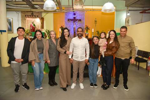 Fotografia Do Rafael Ao Lado De Sua Família Em Frente Ao Altar Na Paróquia São Judas Tadeu em São Paulo, SP Feita por Priscila Felix Fotógrafa de Casamentos, Ensaios e Família'