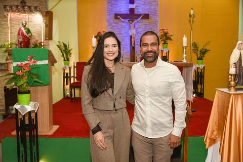 Fotografia Do Rafael Com Sua Esposa Em Frente Ao Altar Na Paróquia São Judas Tadeu em São Paulo, SP Feita por Priscila Felix Fotógrafa de Casamentos, Ensaios e Família'