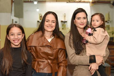 Fotografia Da Esposa Do Rafael e Sua Família Sorrindo 
Na Paróquia São Judas Tadeu em São Paulo, SP Feita por Priscila Felix Fotógrafa de Casamentos, Ensaios e Família'