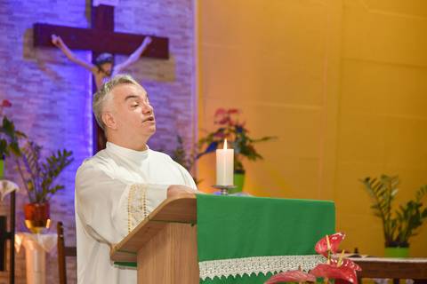 Fotografia Do Padre Falando No Altar Na Paróquia São Judas Tadeu em São Paulo, SP Feita por Priscila Felix Fotógrafa de Casamentos, Ensaios e Família'