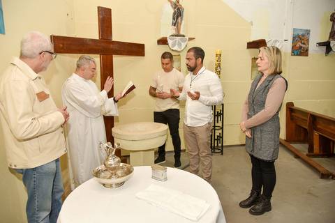 Fotografia Do Padre Orando Para O Rafael Na Paróquia São Judas Tadeu em São Paulo, SP Feita por Priscila Felix Fotógrafa de Casamentos, Ensaios e Família'