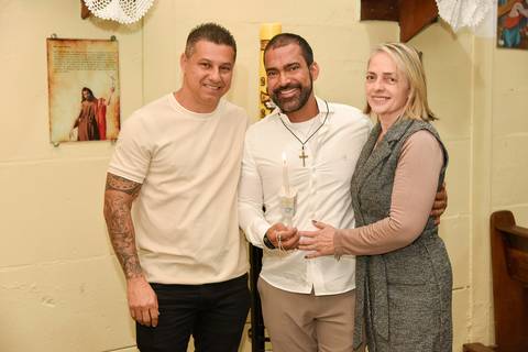 Fotografia Do Rafael Abraçando Seus Padrinhos Após O Batismo Na Paróquia São Judas Tadeu em São Paulo, SP Feita por Priscila Felix Fotógrafa de Casamentos, Ensaios e Família'