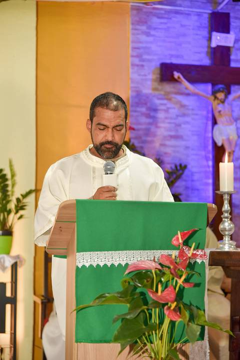 Fotografia Do Rafael Falando No Altar Na Paróquia São Judas Tadeu em São Paulo, SP Feita por Priscila Felix Fotógrafa de Casamentos, Ensaios e Família'