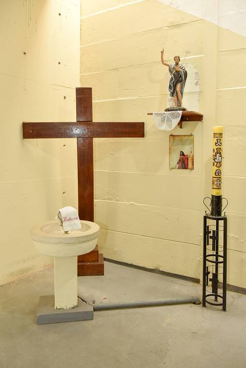 Fotografia Da Cruz, A Pia Batismal, Com o Jarro E A Toalha E O Círio Batismal, Símbolos Do Batismo Na Paróquia São Judas Tadeu em São Paulo, SP Feita por Priscila Felix Fotógrafa de Casamentos, Ensaios e Família'
