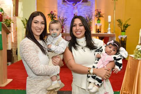 Fotografia Do Bernardo No Colo Da Merob Sua Mãe E A Aruana Segurando Sua Filha Na Paróquia São Judas Tadeu em São Paulo, SP Feita por Priscila Felix Fotógrafa de Casamentos, Ensaios e Família'