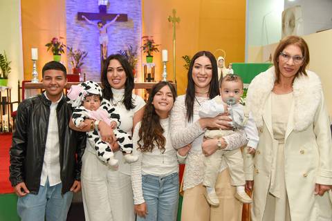 Fotografia Da Família Completa Na Paróquia São Judas Tadeu em São Paulo, SP Feita por Priscila Felix Fotógrafa de Casamentos, Ensaios e Família'