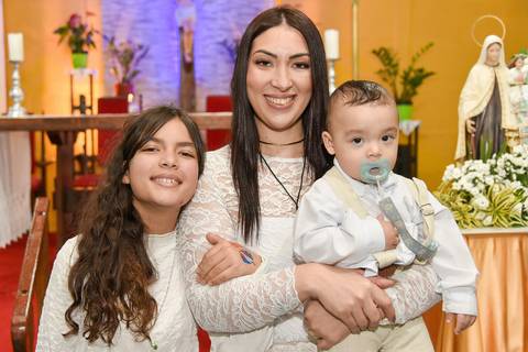 Fotografia Da Merob E Seus Filhos Na Paróquia São Judas Tadeu em São Paulo, SP Feita por Priscila Felix Fotógrafa de Casamentos, Ensaios e Família'