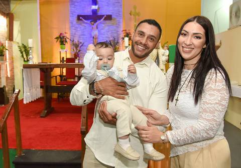 Fotografia Da Merob, Seu Marido E O Bernardo Na Paróquia São Judas Tadeu em São Paulo, SP Feita por Priscila Felix Fotógrafa de Casamentos, Ensaios e Família'