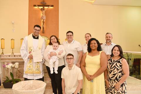 Fotografia Do Padre, Pais e Padrinhos E A Mãe Segurando O Rafael No Colo No Altar Da Paróquia Cristo Rei em São Paulo, SP Feita por Priscila Felix Fotógrafa de Casamentos, Ensaios e Família'