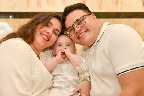 Fotografia Do Rafael Entre Os Pais No Espaço Zeus Eventos em São Paulo, SP Feita por Priscila Felix Fotógrafa de Casamentos, Ensaios e Família'