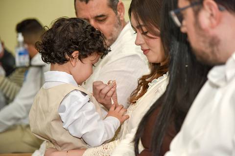 Fotografia Do Theo No Colo Da Madrinha Olhando O Colar Dela Na Paróquia São Judas Tadeu em São Paulo, SP Feita por Priscila Felix Fotógrafa de Casamentos, Ensaios e Família'