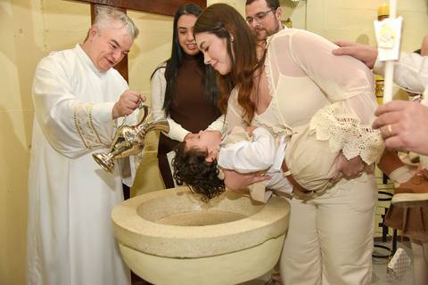 Fotografia Do Padre Batizando O Theo Na Pia Batismal Na Paróquia São Judas Tadeu em São Paulo, SP Feita por Priscila Felix Fotógrafa de Casamentos, Ensaios e Família'