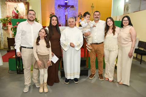 Fotografia Do Theo Com Os Pais, Padrinhos E O Padre Em Frente Ao Altar Na Paróquia São Judas Tadeu em São Paulo, SP Feita por Priscila Felix Fotógrafa de Casamentos, Ensaios e Família'