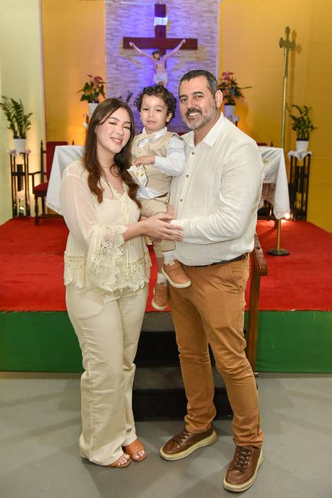 Fotografia Do Theo No Colo Dos Padrinhos Em Frente Ao Altar Na Paróquia São Judas Tadeu em São Paulo, SP Feita por Priscila Felix Fotógrafa de Casamentos, Ensaios e Família'