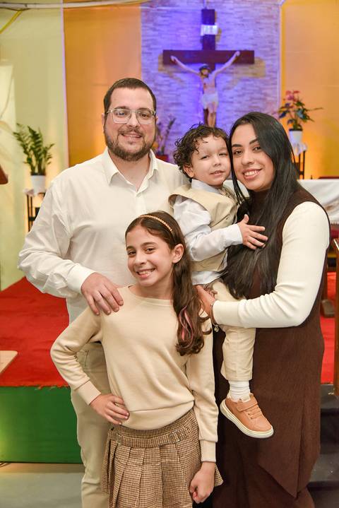 Fotografia Do Theo No Colo Dos Pais E Sua Irmã Em Frente Ao Altar Na Paróquia São Judas Tadeu em São Paulo, SP Feita por Priscila Felix Fotógrafa de Casamentos, Ensaios e Família'