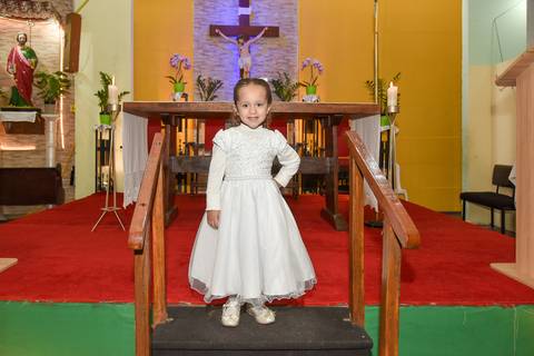 Fotografia Da Manuella Em Frente Ao Altar Na Paróquia São Judas Tadeu em São Paulo, SP Feita por Priscila Felix Fotógrafa de Casamentos, Ensaios e Família'