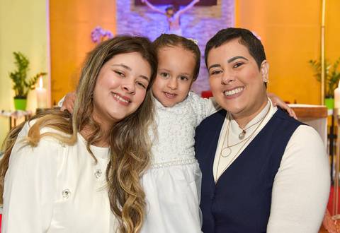 Fotografia Da Manuella, Millena E Sua Mãe Em Frente Ao Altar Na Paróquia São Judas Tadeu em São Paulo, SP Feita por Priscila Felix Fotógrafa de Casamentos, Ensaios e Família'