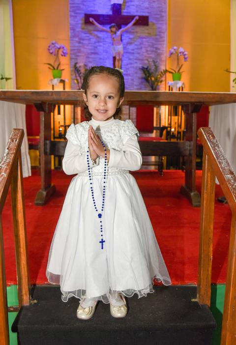 Fotografia Da Manuella Em Frente Ao Altar Segurando O Terço Na Paróquia São Judas Tadeu em São Paulo, SP Feita por Priscila Felix Fotógrafa de Casamentos, Ensaios e Família'