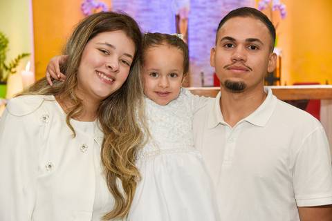 Fotografia Da Manuella E Seus Padrinhos Em Frente Ao Altar Na Paróquia São Judas Tadeu em São Paulo, SP Feita por Priscila Felix Fotógrafa de Casamentos, Ensaios e Família'
