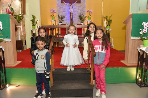 Fotografia Da Manuella E Seus Priminhos Em Frente Ao Altar Na Paróquia São Judas Tadeu em São Paulo, SP Feita por Priscila Felix Fotógrafa de Casamentos, Ensaios e Família'