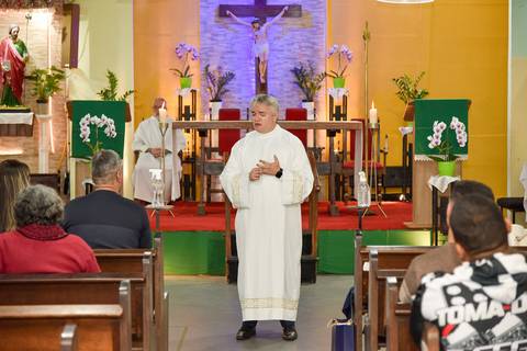 Fotografia Do Padre Dando Início Ao Sacramento Do Batismo Em Frente Ao Altar Na Paróquia São Judas Tadeu em São Paulo, SP Feita por Priscila Felix Fotógrafa de Casamentos, Ensaios e Família'
