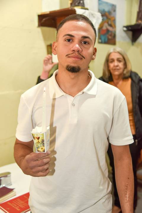 Fotografia Do Padrinho Da Manuella Segurando A Vela Acesa Na Paróquia São Judas Tadeu em São Paulo, SP Feita por Priscila Felix Fotógrafa de Casamentos, Ensaios e Família'