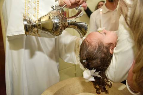 Fotografia Do Padre Batizando A Manuella Na Pia Batismal Na Paróquia São Judas Tadeu em São Paulo, SP Feita por Priscila Felix Fotógrafa de Casamentos, Ensaios e Família'
