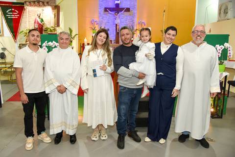 Fotografia Do Padre, Catequista, Pais, Padrinhos E Da Manuella e Millena Em Frente Ao Altar Na Paróquia São Judas Tadeu em São Paulo, SP Feita por Priscila Felix Fotógrafa de Casamentos, Ensaios e Família'