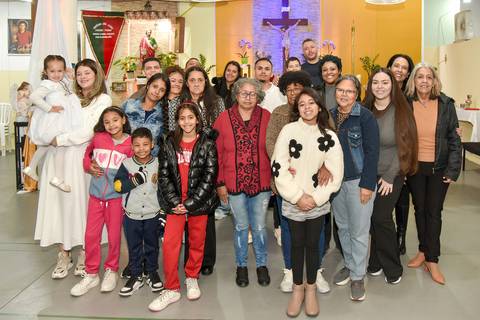 Fotografia De Toda A Família  Em Frente Ao Altar Na Paróquia São Judas Tadeu em São Paulo, SP Feita por Priscila Felix Fotógrafa de Casamentos, Ensaios e Família'