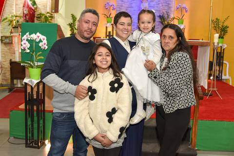 Fotografia Da Manuella E Sua Família Em Frente Ao Altar Na Paróquia São Judas Tadeu em São Paulo, SP Feita por Priscila Felix Fotógrafa de Casamentos, Ensaios e Família'