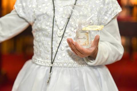 Fotografia Da Lembrancinha Da Manuella Em Sua Mão Na Paróquia São Judas Tadeu em São Paulo, SP Feita por Priscila Felix Fotógrafa de Casamentos, Ensaios e Família'