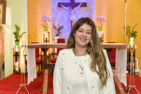 Fotografia Da Millena Em Frente Ao Altar Na Paróquia São Judas Tadeu em São Paulo, SP Feita por Priscila Felix Fotógrafa de Casamentos, Ensaios e Família'