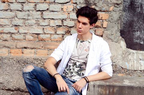 Ensaio Masculino Na Escada Com Muro de Tijolinhos Vila Maria Zélia Belém'