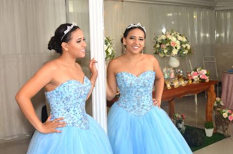 Fotografia Da Debutante Em Frente à Um Espelho Enorme Com Vestido Longo Azul Bebê em Itaquera SP Feita por Priscila Felix Fotógrafa de Casamentos, Ensaios e Família'