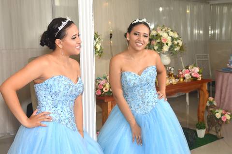 Fotografia Da Debutante Em Frente à Um Espelho Enorme Com Vestido Longo Azul Bebê em Itaquera SP Feita por Priscila Felix Fotógrafa de Casamentos, Ensaios e Família'