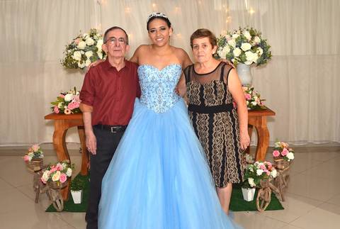 Fotografia da Debutante Com Seus Avós Em Frente à Mesa do Bolo em Itaquera SP Feita por Priscila Felix Fotógrafa de Casamentos, Ensaios e Família'