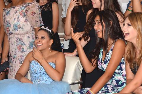 Fotografia Da Debutante Com As Amigas Assistindo a Retrospectiva Com Vestido Longo Azul Bebê em Itaquera SP Feita por Priscila Felix Fotógrafa de Casamentos, Ensaios e Família'