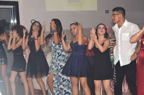 Fotografia da Debutante Com Seus Amigos Dançando Usando um Vestido Curto Azul Marinho em Itaquera SP Feita por Priscila Felix Fotógrafa de Casamentos, Ensaios e Família'